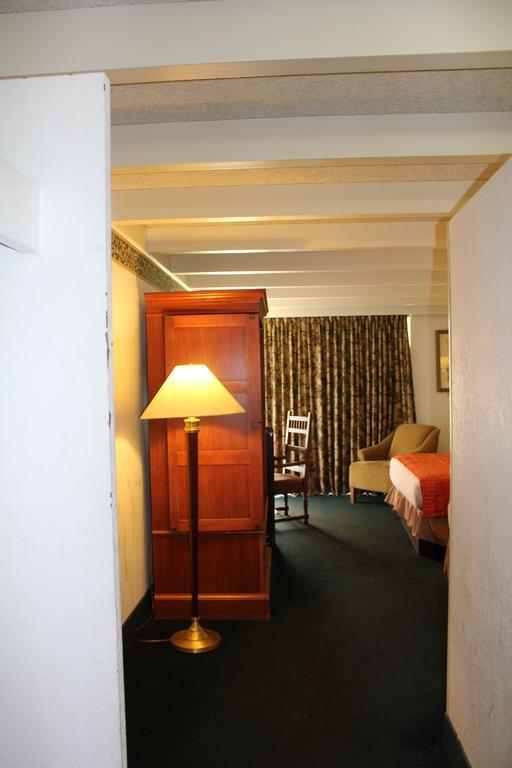 Rodeway Inn & Suites Rockford Bagian luar foto
